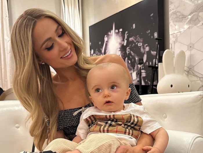 Paris Hilton dan anaknya, Phoenix, yang berusia 9 bulan.