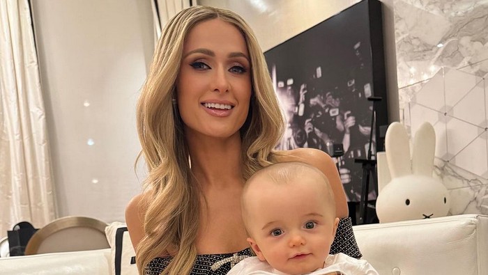 Paris Hilton dan anaknya, Phoenix, yang berusia 9 bulan.