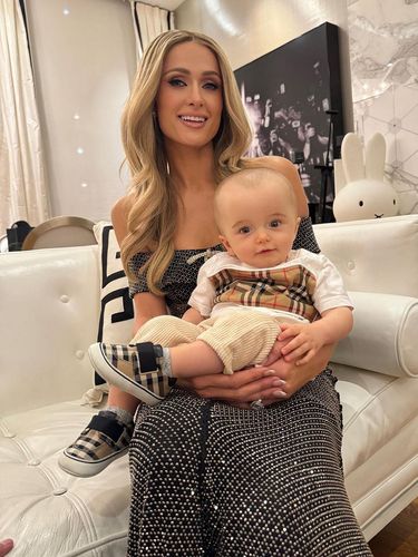 Paris Hilton dan anaknya, Phoenix, yang berusia 9 bulan.