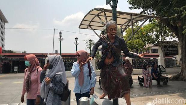 Pameran Jogja Street Sculpture (JSS) #5 ini memajang total 30 karya. Mulai dari patung Spiderman kerokan di angkringan hingga patung anak ayam. Pameran ini bakal dipajang hingga pertengahan November 2023.