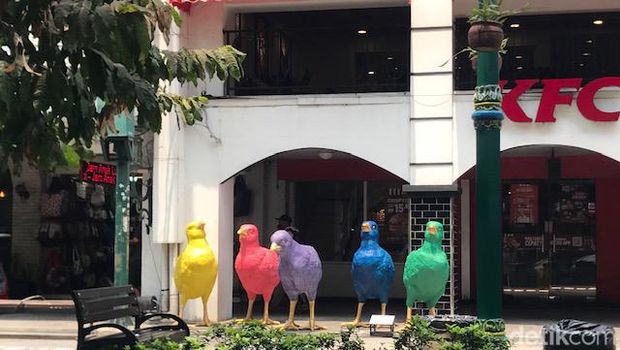 Pameran Jogja Street Sculpture (JSS) #5 ini memajang total 30 karya. Mulai dari patung Spiderman kerokan di angkringan hingga patung anak ayam. Pameran ini bakal dipajang hingga pertengahan November 2023.