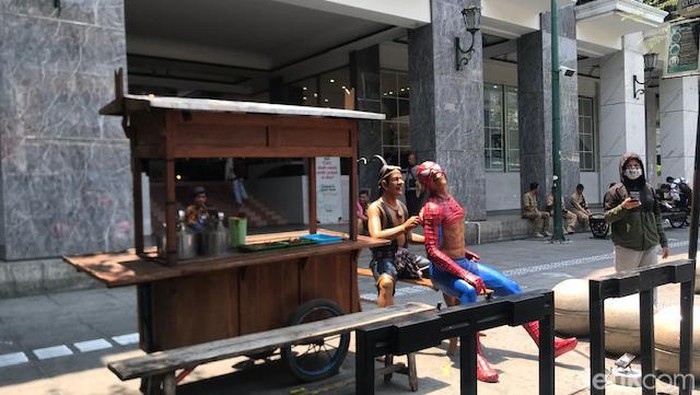 Pameran Jogja Street Sculpture (JSS) #5 ini memajang total 30 karya. Mulai dari patung Spiderman kerokan di angkringan hingga patung anak ayam. Pameran ini bakal dipajang hingga pertengahan November 2023.
