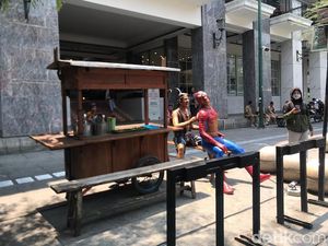 Kocak! Ada Patung Spiderman Lagi Kerokan di Malioboro