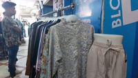 Seperti halnya yang dirasakan Siska, kepala toko salah satu toko jas di Pasar Tanah Abang Blok B. Ia mengaku telah menaikkan harga produknya 5-10% lantaran harga bahan baku jasnya yang diambil dari China naik hingga 30%.  