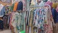 detikcom mengunjungi Pasar Tanah Abang, Jakarta Pusat, Selasa (24/10/2023). Di kawasan yang terkenal dengan pusat produk tekstil dan pakaian jadi itu, sejumlah pedagang menyampaikan keresahannya. Mereka mengaku telah terimbas atas penguatan nilai dolar AS terhadap rupiah lantaran bahan baku beberapa produk jualan mereka diimpor.  