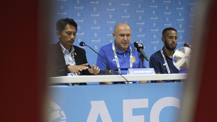 Pelatih Hougang United Marko Kraljevic pada sesi prescon jelang melawan PSM Makassar di AFC Cup 2023/2024.