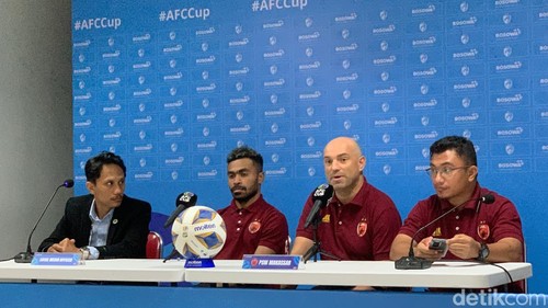 Pelatih PSM Makassar Bernardo Tavares saat konferensi pers di Bali.