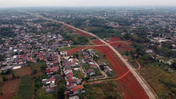 Pembangunan jalan raya Bomang Bogor Foto udara jalan Bojonggede-Kemang (Bomang) yang belum selesai pengerjaannya di Tajur Halang, Kabupaten Bogor, Jawa Barat, Senin (23/10/2023). Pemerintah Kabupaten Bogor meminta anggaran ke pemerintah pusat sebesar Rp388 miliar untuk melanjutkan pembangunan Jalan Bomang yang menghubungkan dua jalan nasional yakni Jalan Raya Jakarta - Bogor dan Jalan Raya Parung untuk digunakan membangun jembatan, flyover dan juga jalur cepat. ANTARA FOTO/Yulius Satria Wijaya/rwa.