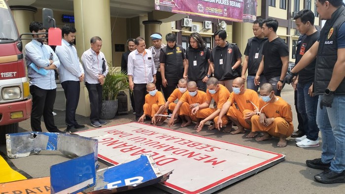 Pencuri rambu di ruas Tol Merak (Bahtiar/detikcom)