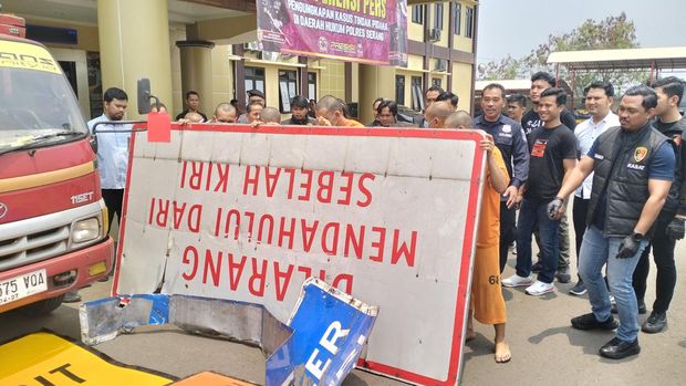 Pencuri rambu di ruas Tol Merak (Bahtiar/detikcom)