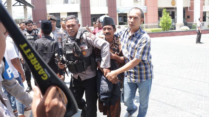 pengunjung membawa sajam diamankan polisi