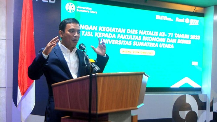 Direktur Utama Bank BTN Nixon LP Napitupulu berbincang dengan Rektor Universitas Sumatera Utara (USU) Prof Muryanto Amin usai secara simbolis menyerahkan bantuan Tanggung Jawab Sosial dan Lingkungan (TJSL) dan dukungan kegiatan Dies Natalis USU yang ke-71 di Medan, Sumatera Utara, Senin (23/10). Dalam kesempatan tersebut Bank BTN memberikan bantuan TJSL sarana dan prasarana Pendidikan berupa ruang seminar untuk Program Studi (Prodi) S1 Ekonomi Pembangunan dan Fakultas Ekonomi dan Bisnis  Universitas Sumatera Utara.