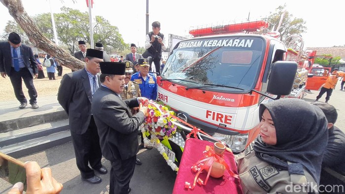 Penyerahan secera simbolis mobil pemadam kebakaran kepada Satpol PP Pangandaran/Aldi Nur Fadillah