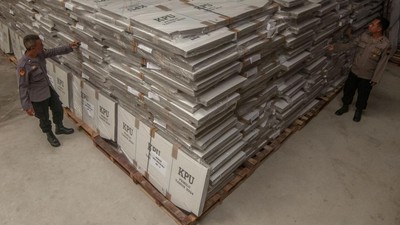 Petugas Cek Bilik Suara Pemilu 2024 di Gudang KPU Boyolali dan Makassar