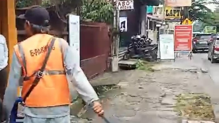 Petugas parkir berompi E-Parking di Medan ngamuk hendak pukul driver ojol pakai martil. (Istimewa)