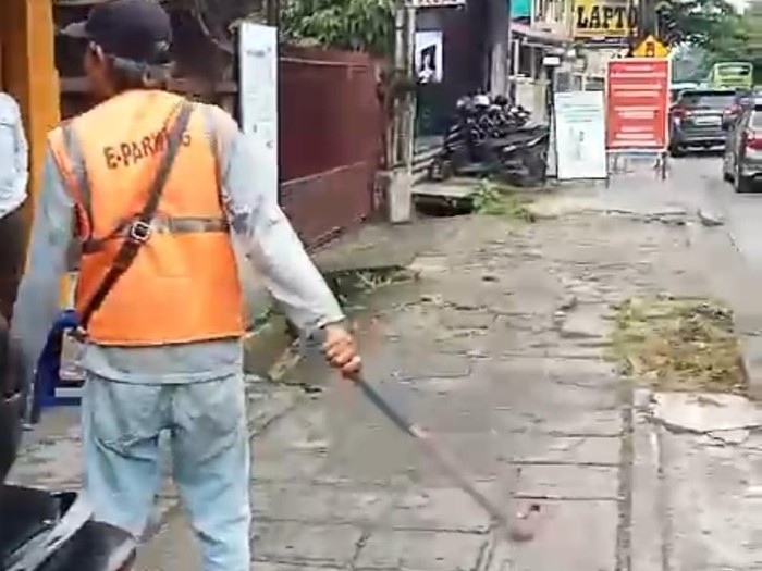 Petugas parkir berompi E-Parking di Medan ngamuk hendak pukul driver ojol pakai martil. (Istimewa)