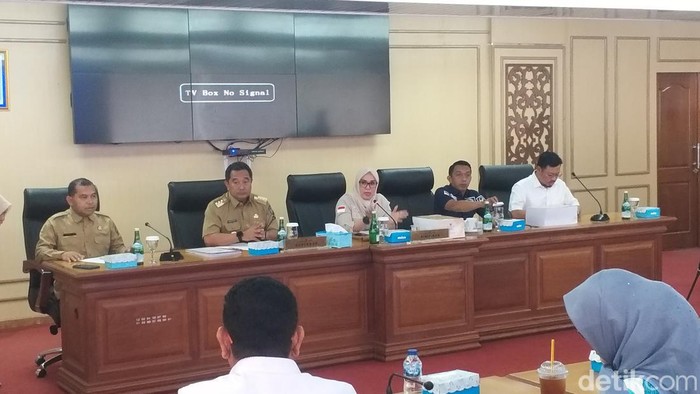 Pj Gubernur Sulsel Bahtiar Baharuddin saat menghadiri rapar RAPDB 2024 di gedung DPRD Sulsel.
