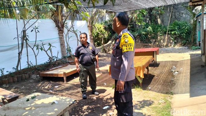 Polisi dan aparat desa mengecek warung tuak di Denpasar yang ditutup karena mengganggu kenyamanan warga.