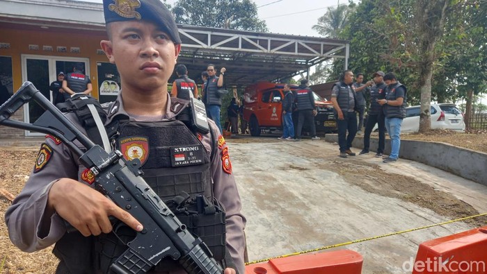 Polisi melakukan olah TKP ulang Kampung Ciseuti, Jalancagak, Subang.