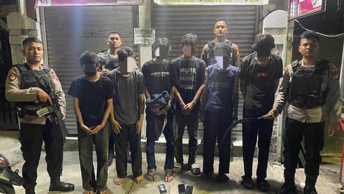 Polisi menangkap rombongan pemuda yang konvoi bersenjata diduga hendak tawuran di Manggarai, Jaksel.