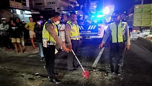 Polisi mengecek TKP kecelakaan yang menewaskan seorang pemotor di simpang antara Jalan Gatot Subroto (Gatsu) Timur dan Jalan Genitri, Kota Denpasar, Bali. (Dok. Polresta Denpasar)