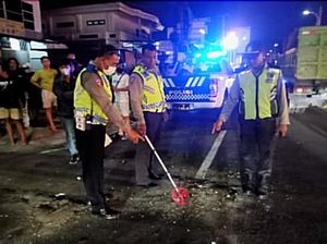 Ditabrak Mobil di Simpang Gatsu Denpasar, Pemotor Tewas-Kepala Pecah