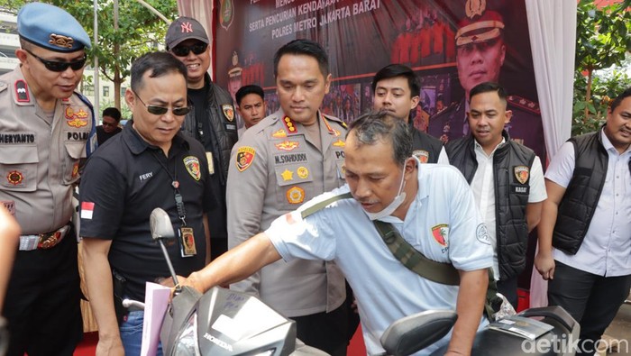 Polres Metro Jakarta Barat mengembalikan motor hasil curian kapten rampok Toto alias Rendy cs kepada korban.