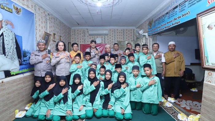 Polsek Mampang Prapatan menyambangi yayasan yatim piatu