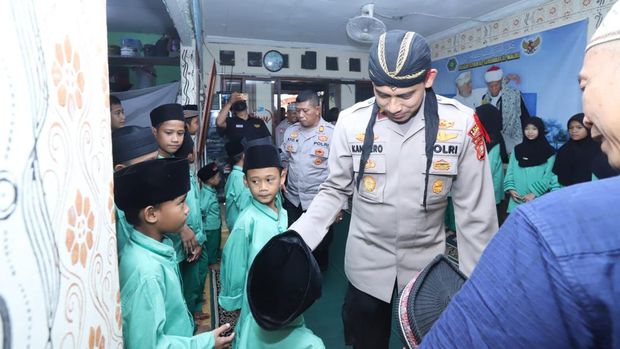 Polsek Mampang Prapatan menyambangi yayasan yatim piatu