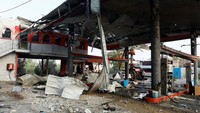 Stasiun pengisian BBM di Khan Younis porak-poranda usai diserang oleh militer Israel.  