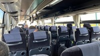 Bus-bus di Jepang juga menawarkan kenyamanan yang sangat baik. Berdasarkan pengalaman detikOto yang menggunakan bus pariwisata di Jepang, busnya sudah memiliki fitur handrest, reclining seat, dan meja lipat untuk menaruh makanan dan minuman. Foto: Luthfi Anshori/detikOto