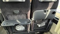 Yang tak kalah menarik, setiap seat juga dibekali dengan satu kantung plastik kecil yang ditaruh di cargo net. Tujuannya, supaya sampah penumpang dapat langsung ditaruh di plastik kecil itu dan dibuang saat turun, sehingga ruang kabin tetap nyaman dan bersih. Foto: Luthfi Anshori/detikOto