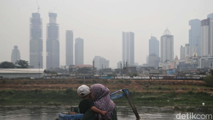 Polusi udara di Jakarta belum juga teratasi. Berdasarkan situs IQAir, hari ini kualitas udara Jakarta berada di angka 177 atau masuk dalam kategori tidak sehat.