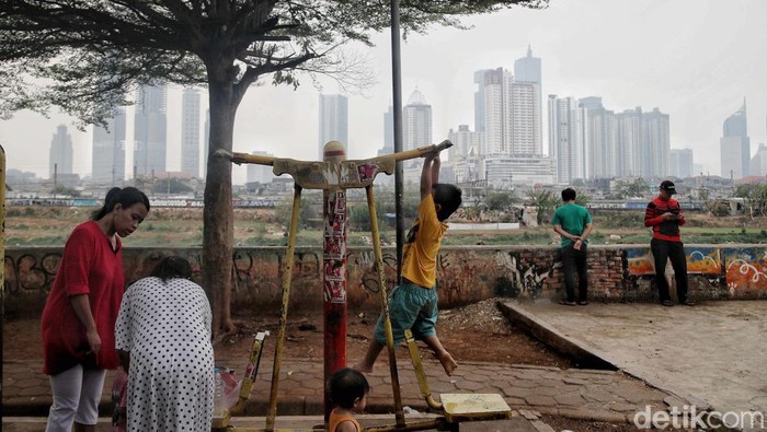 Polusi udara di Jakarta belum juga teratasi. Berdasarkan situs IQAir, hari ini kualitas udara Jakarta berada di angka 177 atau masuk dalam kategori tidak sehat.