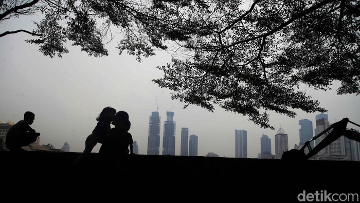 Polusi udara di Jakarta belum juga teratasi. Berdasarkan situs IQAir, hari ini kualitas udara Jakarta berada di angka 177 atau masuk dalam kategori tidak sehat.
