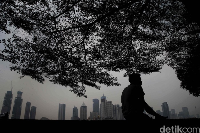 Polusi udara di Jakarta belum juga teratasi. Berdasarkan situs IQAir, hari ini kualitas udara Jakarta berada di angka 177 atau masuk dalam kategori tidak sehat.
