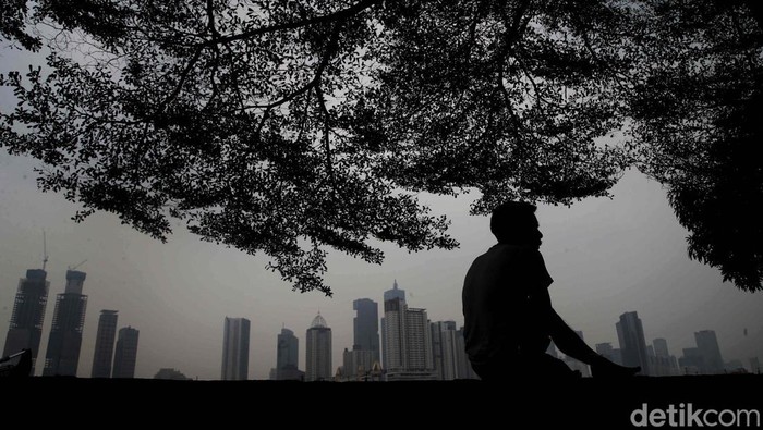 Polusi udara di Jakarta belum juga teratasi. Berdasarkan situs IQAir, hari ini kualitas udara Jakarta berada di angka 177 atau masuk dalam kategori tidak sehat.