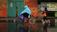 Sebagian besar wilayah Makassar mulai diguyur hujan dengan intensitas ringan, sementara Badan Meteorologi, Klimatologi dan Geofisika (BMKG) Wilayah IV Makassar memprakirakan musim hujan baru terjadi pada pertengahan November 2023.   