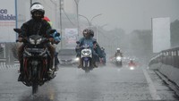 Sejumlah pengendara menerobos hujan di Makassar, Sulawesi Selatan, Selasa (24/10/2023).   