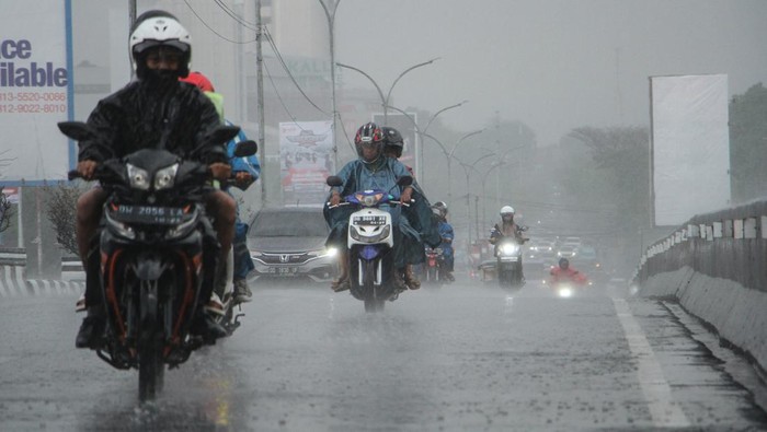 Sejumlah pengendara menerobos hujan di Makassar, Sulawesi Selatan, Selasa (24/10/2023). Sebagian besar wilayah Makassar mulai diguyur hujan dengan intensitas ringan, sementara Badan Meteorologi, Klimatologi dan Geofisika (BMKG) Wilayah IV Makassar memprakirakan musim hujan baru terjadi pada pertengahan November 2023. ANTARA FOTO/Arnas Padda/aww.