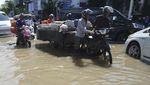 Potret Mobil-Motor Nekat Terobos Banjir di Kamboja