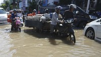 Meski sedang banjir, warga tetap menerobos menggunakan mobil hingga motor.