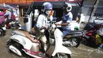Potret Mobil-Motor Nekat Terobos Banjir di Kamboja