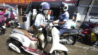 Pusat kota Phnom Penh tengah diguyur hujan baru-baru ini. Hujan tersebut juga mengakibatkan kawasan kota tergenang banjir.