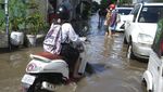 Potret Mobil-Motor Nekat Terobos Banjir di Kamboja