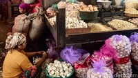 Pasar tradisional tersebut dikenal sebagai pusat rempah dan ikan untuk wilayah Surabaya dan sekitar.
