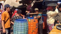Para penjual ikan dari beberapa daerah di Jawa Timur, beberap dipasok dari Pasar Pabean.