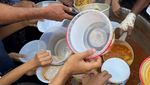 Pengungsi Palestina Antre Bantuan Makanan