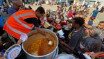 Pengungsi Palestina Antre Bantuan Makanan