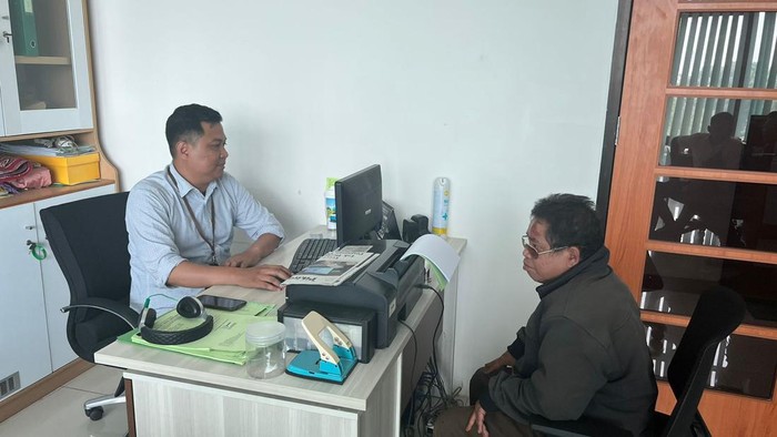 Pria ngaku staf Kejaksaan (Berjaket) saat diperiksa Kejari Cimahi
